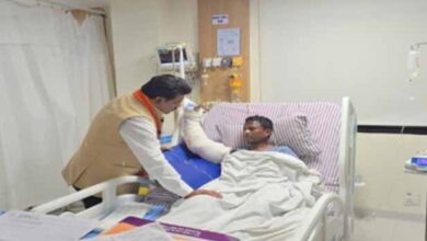 उपमुख्यमंत्री शर्मा ने नक्सली मुठभेड़ में घायल जवानों से अस्पताल पहुंचकर की मुलाकात