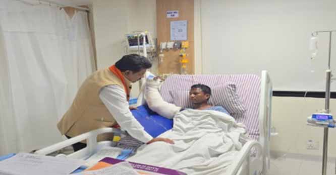 उपमुख्यमंत्री शर्मा ने नक्सली मुठभेड़ में घायल जवानों से अस्पताल पहुंचकर की मुलाकात उपमुख्यमंत्री शर्मा ने नक्सली मुठभेड़ में घायल जवानों से अस्पताल पहुंचकर की मुलाकात