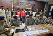 दुर्गा ज्वेलर्स लूट में शामिल तीन आरोपी हथियार व 12 लाख के जेवरात के साथ गिरफ्तार