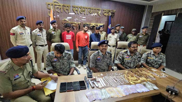 दुर्गा ज्वेलर्स लूट में शामिल तीन आरोपी हथियार व 12 लाख के जेवरात के साथ गिरफ्तार