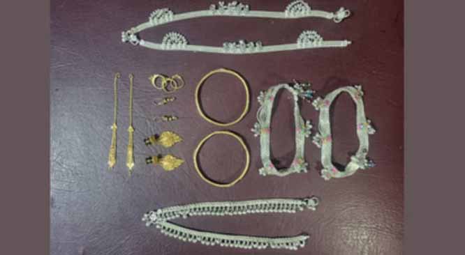 दो सूने मकानों में चोरी की वारदात को अंजाम देने वाले दो नाबालिक पकड़ाए दो सूने मकानों में चोरी की वारदात को अंजाम देने वाले दो नाबालिक पकड़ाए