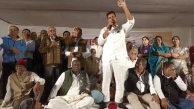 डीआईसी के साथ दो घंटों की बातचीत के बाद देवेंद्र यादव ने समाप्त किया सत्याग्रह