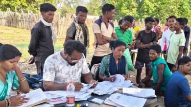 एसआईआर के लिए नक्सल प्रभावित इलाको में नदी, पहाड़, जंगलों को पार करके पहुंच रहे बीएलओ एसआईआर के लिए नक्सल प्रभावित इलाको में नदी, पहाड़, जंगलों को पार करके पहुंच रहे बीएलओ