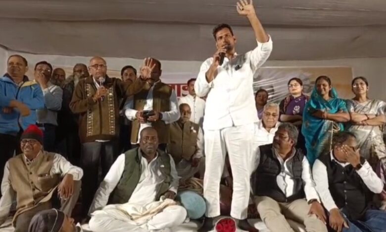 डीआईसी के साथ दो घंटों की बातचीत के बाद देवेंद्र यादव ने समाप्त किया सत्याग्रह