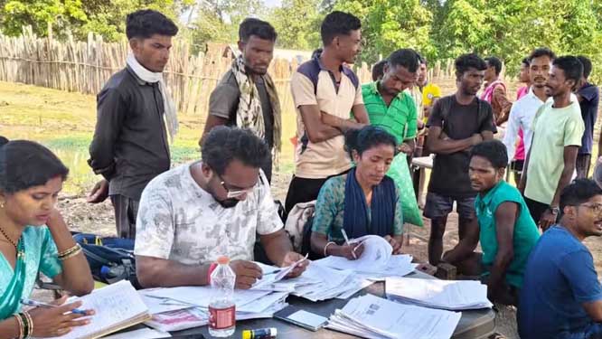 एसआईआर के लिए नक्सल प्रभावित इलाको में नदी, पहाड़, जंगलों को पार करके पहुंच रहे बीएलओ