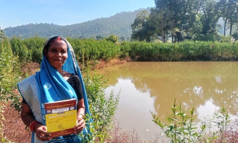 डबरी निर्माण से बदली सूरत कुमारी की किस्मत, खेती और मछलीपालन से बढ़ी आमदनी डबरी निर्माण से बदली सूरत कुमारी की किस्मत, खेती और मछलीपालन से बढ़ी आमदनी
