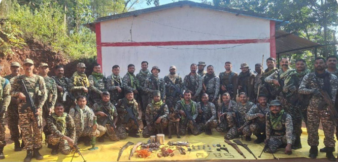 नक्सलियों के हथियार व विस्फोटक सामग्री का गुप्त डंप बरामद नक्सलियों के हथियार व विस्फोटक सामग्री का गुप्त डंप बरामद