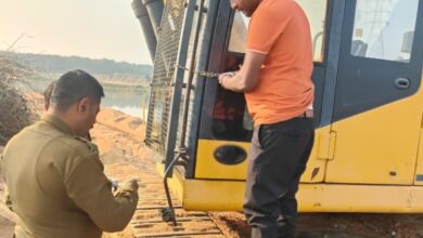 आरंग क्षेत्र में खदान सील, मशीनें व वाहन जब्त