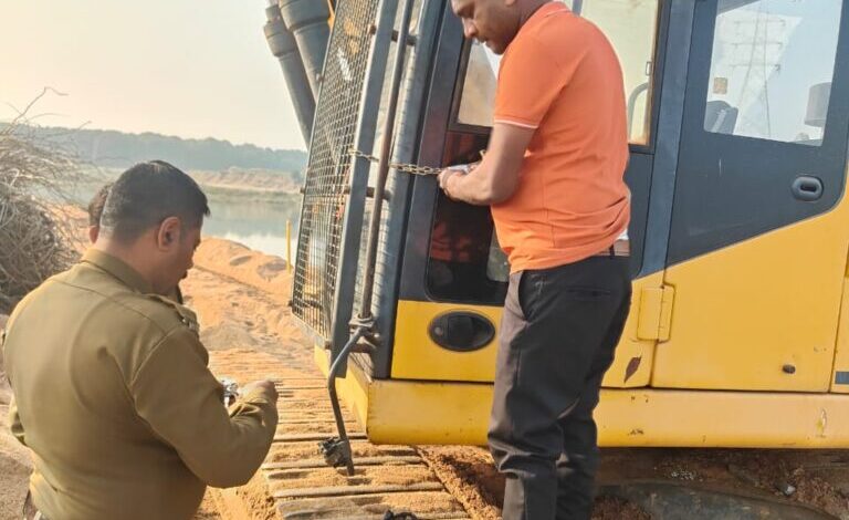 आरंग क्षेत्र में खदान सील, मशीनें व वाहन जब्त