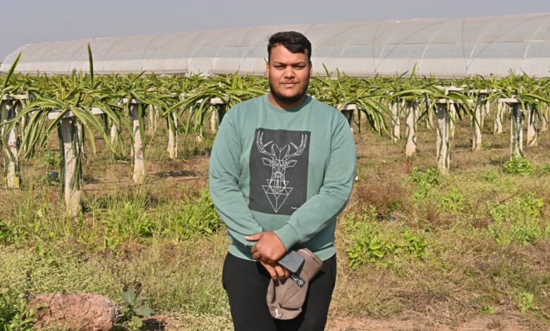 परंपरागत खेती छोड़कर ड्रेगन फ्रूट की राह किसान