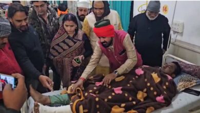 खंडवा में विधायक की कार से बाइक टकराई युवक घायल खंडवा में विधायक की कार से बाइक टकराई युवक घायल