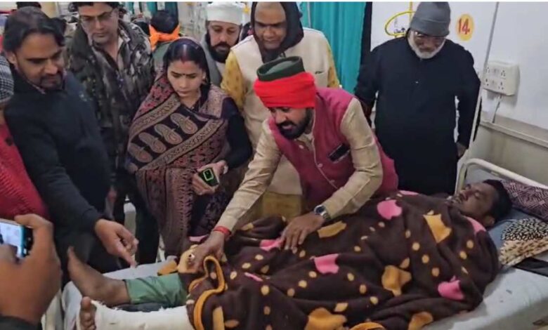 खंडवा में विधायक की कार से बाइक टकराई युवक घायल