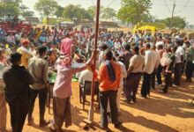 धान केंद्र पर किसानों का प्रदर्शन, नमी में मनमानी कटौती का आरोप