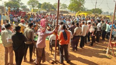 धान केंद्र पर किसानों का प्रदर्शन, नमी में मनमानी कटौती का आरोप धान केंद्र पर किसानों का प्रदर्शन, नमी में मनमानी कटौती का आरोप