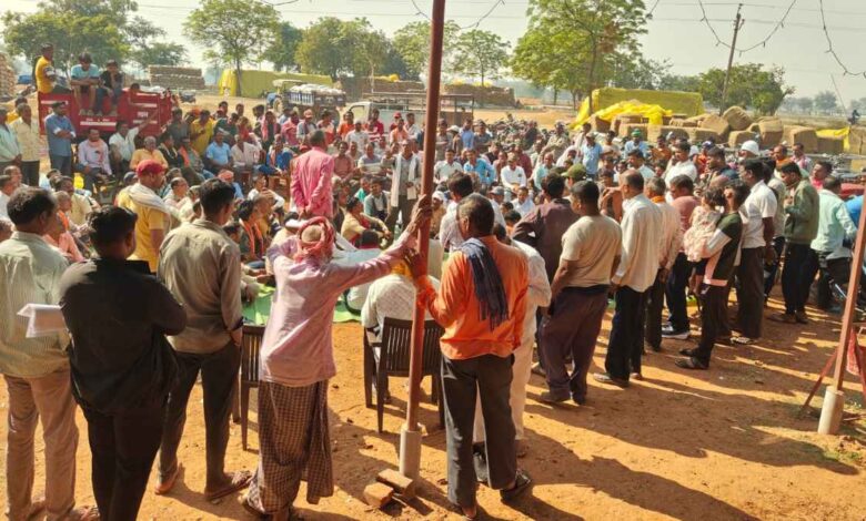 धान केंद्र पर किसानों का प्रदर्शन, नमी में मनमानी कटौती का आरोप धान केंद्र पर किसानों का प्रदर्शन, नमी में मनमानी कटौती का आरोप