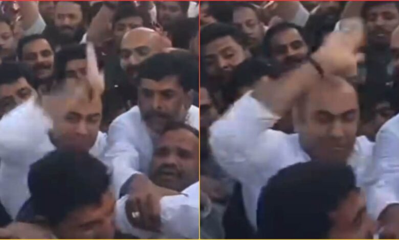 कांग्रेस नेता ने यूथ कार्यकर्ता को थप्पड़ मारा वीडियो वायरल कांग्रेस नेता ने यूथ कार्यकर्ता को थप्पड़ मारा वीडियो वायरल