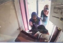 PNB ATM में महिला कर्मचारियों से लूट, बदमाश फरार