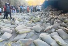 दमुआ–रामपुर मार्ग पर ट्रक पलटा, हादसे में कई घायल