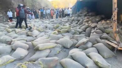 दमुआ–रामपुर मार्ग पर ट्रक पलटा, हादसे में कई घायल