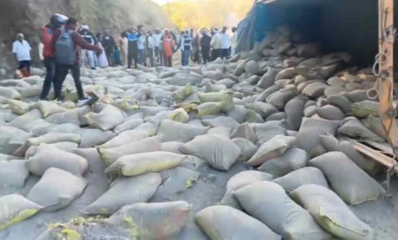 दमुआ–रामपुर मार्ग पर ट्रक पलटा, हादसे में कई घायल