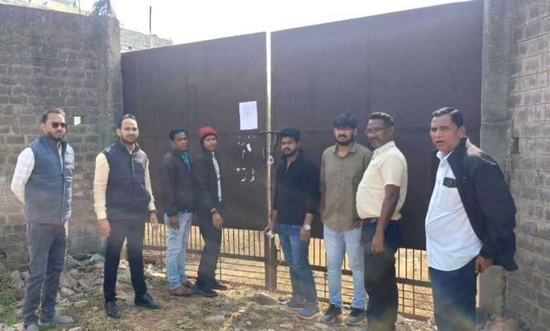 बकाया कर नहीं भरा, रायपुर जोन-10 में निगम ने की सख्त कार्रवाई बकाया कर नहीं भरा, रायपुर जोन-10 में निगम ने की सख्त कार्रवाई