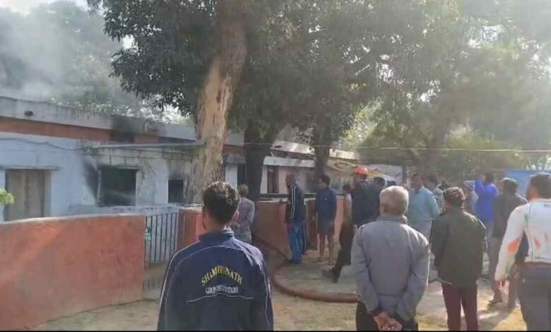 ओपीएम कॉलोनी में भीषण आग घर जलकर खाक, परिवार सुरक्षित ओपीएम कॉलोनी में भीषण आग घर जलकर खाक, परिवार सुरक्षित