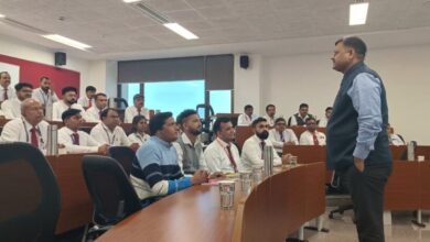 यात्रियों की संतुष्टि ही मुख्य ध्येय आपकी रेल सेवा का होना चाहिए – त्रिवेदी यात्रियों की संतुष्टि ही मुख्य ध्येय आपकी रेल सेवा का होना चाहिए – त्रिवेदी