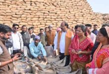 मंत्री राजवाड़े ने भटगांव विधानसभा के शिवप्रसाद नगर धान खरीदी केंद्र का किया निरीक्षण