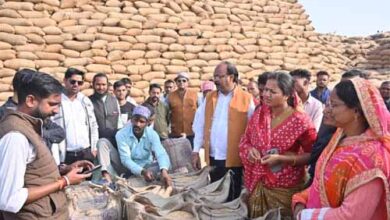 मंत्री राजवाड़े ने भटगांव विधानसभा के शिवप्रसाद नगर धान खरीदी केंद्र का किया निरीक्षण