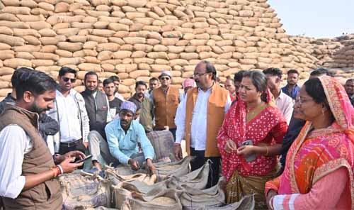 मंत्री राजवाड़े ने भटगांव विधानसभा के शिवप्रसाद नगर धान खरीदी केंद्र का किया निरीक्षण मंत्री राजवाड़े ने भटगांव विधानसभा के शिवप्रसाद नगर धान खरीदी केंद्र का किया निरीक्षण