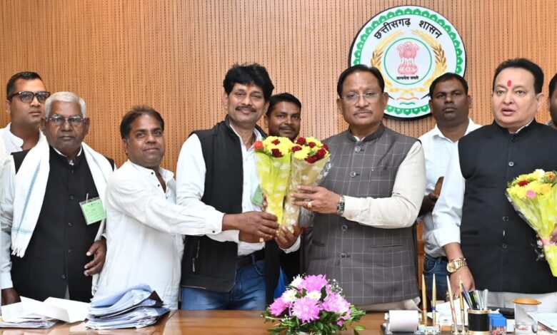 मुख्यमंत्री से सतनाम पंथ के पदाधिकारियों ने की सौजन्य मुलाकात मुख्यमंत्री से सतनाम पंथ के पदाधिकारियों ने की सौजन्य मुलाकात