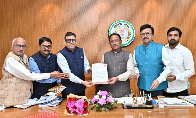 मुख्यमंत्री से सीएआईटी प्रतिनिधियों की सौजन्य मुलाकात, स्वदेशी संकल्प यात्रा में शामिल होने का दिया आमंत्रण मुख्यमंत्री से सीएआईटी प्रतिनिधियों की सौजन्य मुलाकात, स्वदेशी संकल्प यात्रा में शामिल होने का दिया आमंत्रण