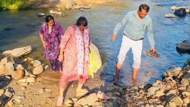 सुकमा के दूरस्थ गांव दामापारा में नदी-नाला पार कर पैदल पहुंची स्वास्थ्य विभाग ने लगाया शिविर सुकमा के दूरस्थ गांव दामापारा में नदी-नाला पार कर पैदल पहुंची स्वास्थ्य विभाग ने लगाया शिविर