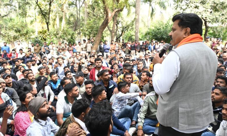 उपमुख्यमंत्री शर्मा ने आरक्षक भर्ती के संबंध में अभ्यर्थियों की समस्याओं का किया समाधान