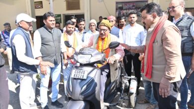 दिव्यांग नेमी सिंह को उपमुख्यमंत्री शर्मा ने प्रदान की पेट्रोल चलित स्कूटी दिव्यांग नेमी सिंह को उपमुख्यमंत्री शर्मा ने प्रदान की पेट्रोल चलित स्कूटी