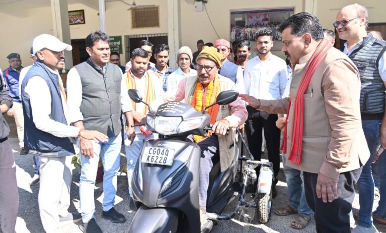 दिव्यांग नेमी सिंह को उपमुख्यमंत्री शर्मा ने प्रदान की पेट्रोल चलित स्कूटी दिव्यांग नेमी सिंह को उपमुख्यमंत्री शर्मा ने प्रदान की पेट्रोल चलित स्कूटी