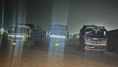 रातभर नाकेबंदी कर खनिज विभाग ने 8 हाईवा किए जब्त