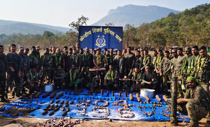 कर्रेगुट्टा की पहाड़ी से नक्सलियों का अवैध डम्प व 2 नग प्रेशर आईईडी बरामद