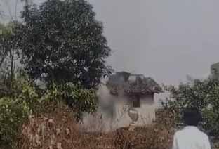 एक के बाद एक तीन सिलेंडरों में हुआ विस्फोट, कोई हताहत नहीं एक के बाद एक तीन सिलेंडरों में हुआ विस्फोट, कोई हताहत नहीं