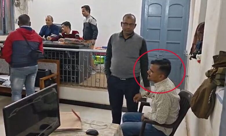 एडिशनल कलेक्टर का स्टेनो 5 हजार की रिश्वत लेते गिरफ्तार एडिशनल कलेक्टर का स्टेनो 5 हजार की रिश्वत लेते गिरफ्तार