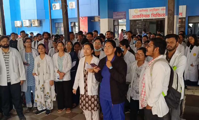 CIMS में जूनियर डॉक्टरों की हड़ताल लैब टेक्नीशियन की बदसलूकी के खिलाफ विरोध