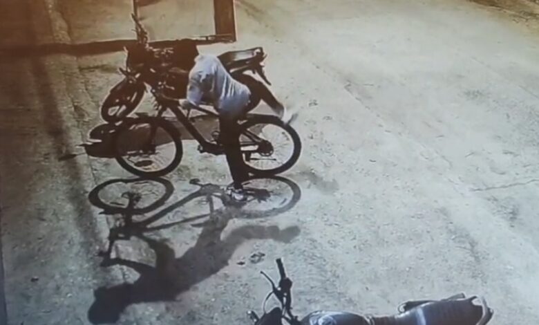 बीजेपी नेता की साइकिल चोरी, CCTV में वारदात क़ैद