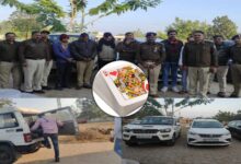 लग्जरी कारों के साथ जुआ खेलते सात आरोपी गिरफ्तार