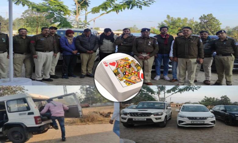 लग्जरी कारों के साथ जुआ खेलते सात आरोपी गिरफ्तार