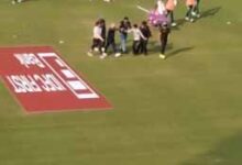 रांची के बाद रायपुर में कोहली को देखकर फैन का बढ़ा जोश, सुरक्षा घेरा तोड़कर मैदान में कूदा