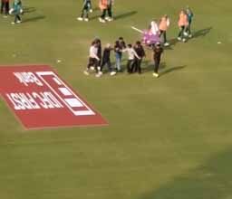 रांची के बाद रायपुर में कोहली को देखकर फैन का बढ़ा जोश, सुरक्षा घेरा तोड़कर मैदान में कूदा