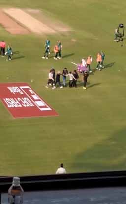 रांची के बाद रायपुर में कोहली को देखकर फैन का बढ़ा जोश, सुरक्षा घेरा तोड़कर मैदान में कूदा रांची के बाद रायपुर में कोहली को देखकर फैन का बढ़ा जोश, सुरक्षा घेरा तोड़कर मैदान में कूदा