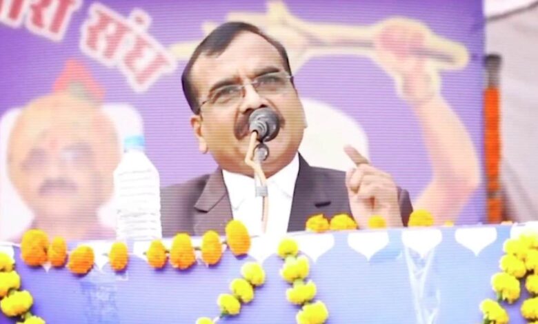 संतोष वर्मा विवाद: FIR, गिरफ्तारी और बर्खास्तगी की मांग संतोष वर्मा विवाद: FIR, गिरफ्तारी और बर्खास्तगी की मांग