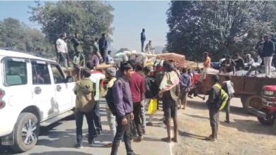 धान खरीदी केंद्र में अव्यवस्था से परेशान किसानों ने किया स्टेट हाईवे पर चक्काजाम