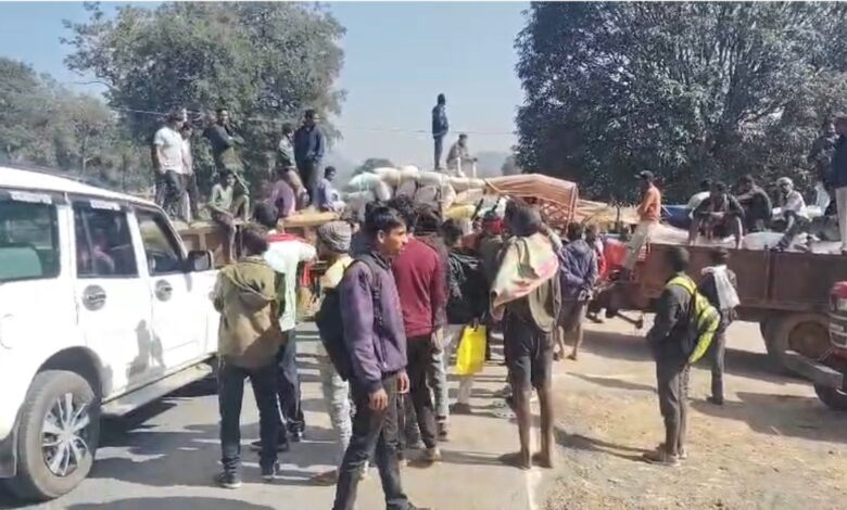 धान खरीदी केंद्र में अव्यवस्था से परेशान किसानों ने किया स्टेट हाईवे पर चक्काजाम